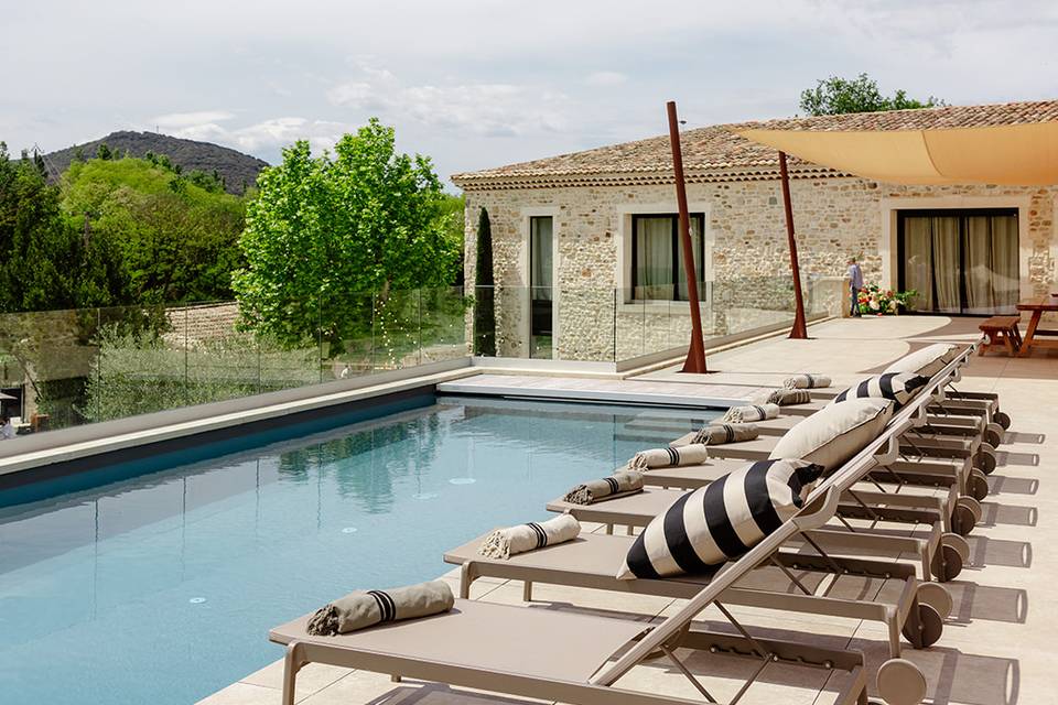Terrasse et piscine du domaine Maison Claudie pour le brunch